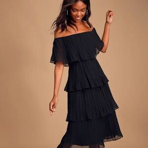 LULU’s BLACK TIERED PLEAT FABRIC OFF SHOULDER OR ON NWOT DRESS SIZE MEDIUM